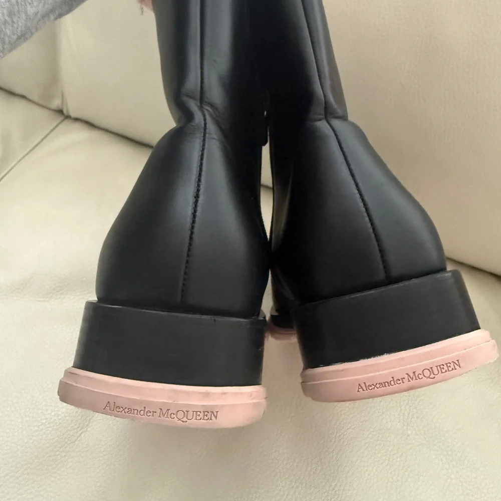 Alexander McQueen step out